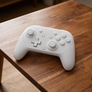 Puede incluir: Un mando de videojuegos inalámbrico de color blanco con dos joysticks analógicos, una cruceta direccional y varios botones de acción circulares. El mando tiene un acabado mate suave y botones de función centrales para la navegación.