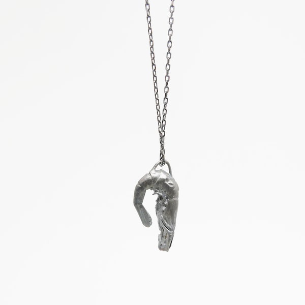 Collier en argent noirci, pendentif crevette