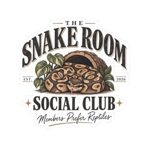 Peut inclure: Un autocollant découpé représentant un serpent au motif brun et beige sortant d'une bûche creuse. Le texte indique THE SNAKE ROOM SOCIAL CLUB, EST. 2026, et Members Prefer Reptiles. Des feuilles vertes entourent la bûche sur fond blanc.