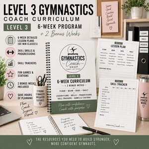 Op de afbeelding: Een spiraalgebonden lesboek voor gymnastiekcoaches van niveau 3 met een programma van 6 weken plus 2 bonusweken. Bevat een lesplanblad, een vaardighedentracker, een pen en een beker met tekst. De omslag toont het Gymnastics Coach Shop logo.