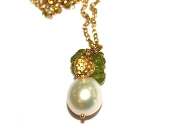Pearl Drop Necklace Classic Pearl Wedding Necklace Peridot Necklace Pearl Bridesmaid White Pearl Heart Green Necklace Large Pearl Necklace