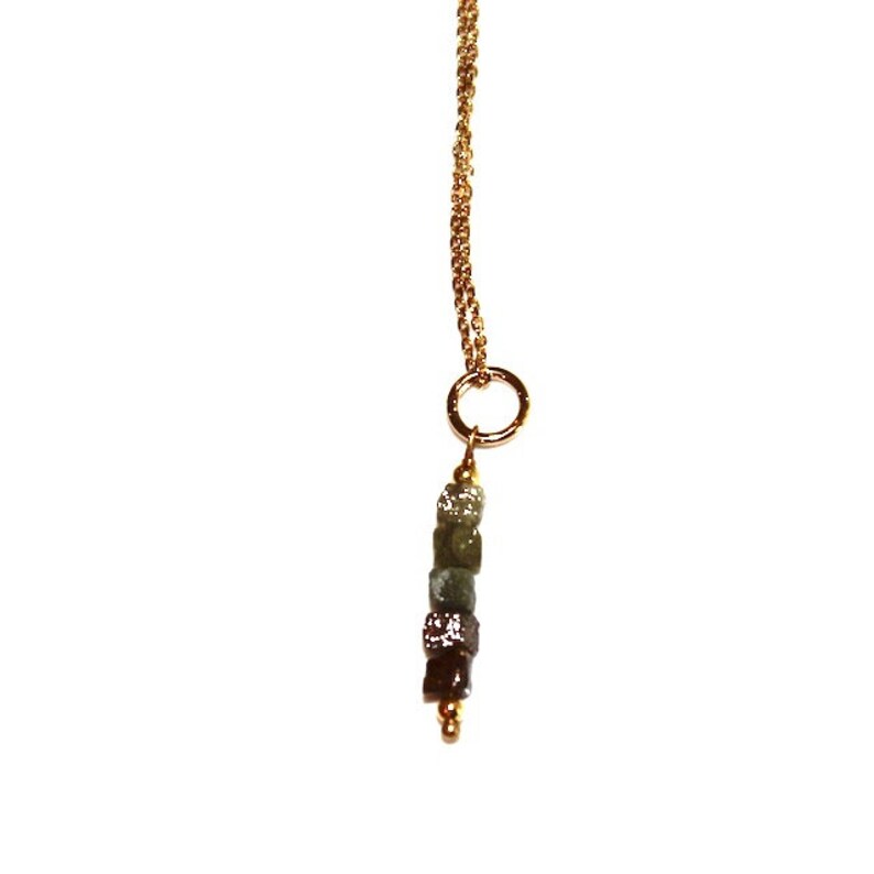 K&ouml;nnte beinhalten: Eine goldene Kettenkette mit einem Anh&auml;nger aus einer Gruppe kleiner, facettierter, gr&uuml;ner und brauner Steine.
