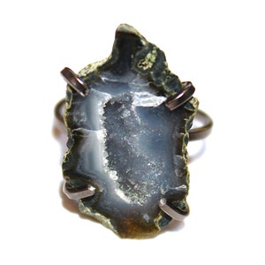 Green Geode Ring Druzy Ring Black Gold Ring Adjustable Drusy Ring Geode Jewelry Chunky Ring Druzy Jewelry Raw Stone Ring Modern Ring