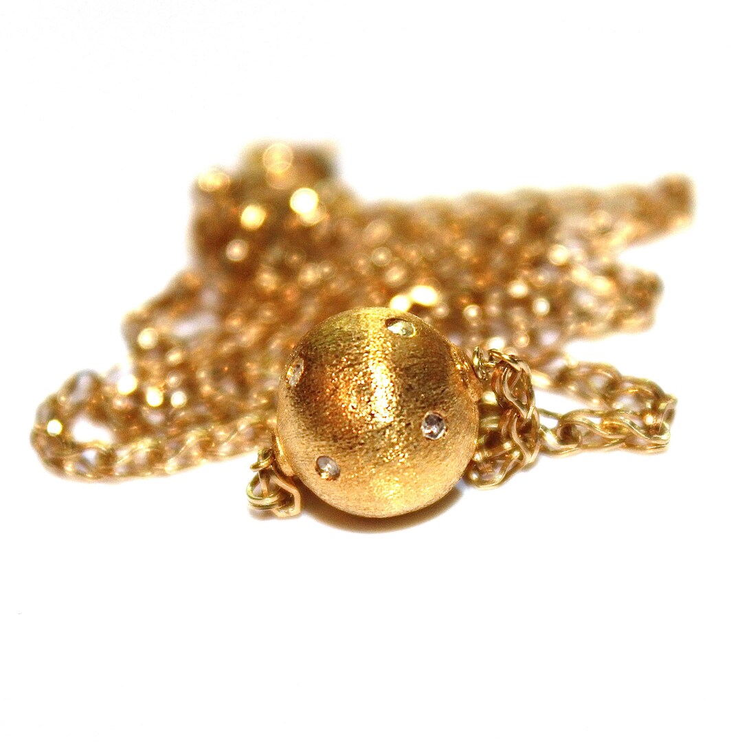 Collana catena in oro bianco con pallina piena di brillanti