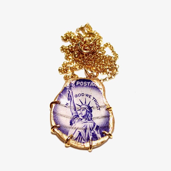 Collier de coquille d'huître, collier de découpage, collier de timbre vintage, statue de la liberté, New York, demoiselle d'honneur, cadeau pour elle, timbre violet