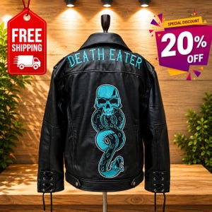 Könnte beinhalten: Eine schwarze Lederjacke mit einer großen cyanfarbenen Grafik auf dem Rücken, die einen mit einer Schlange verschlungenen Totenkopf zeigt. Der Text "DEATH EATER" ist in Cyan über der Grafik gedruckt. Die Jacke hat einen Kragen und Schnürdetails.