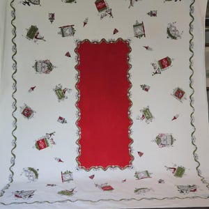 Peut inclure: Une nappe rectangulaire blanche avec un panneau central rouge uni à bord festonné. La bordure blanche est ornée de petites illustrations répétitives d'enseignes de tavernes, de boucheries et d'aliments en rouge, vert et noir.