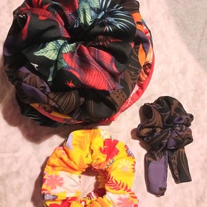 Scrunchie in raso blu fantasia thailandese. Taglia L