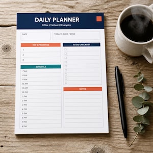 Könnte beinhalten: Ein Tagesplaner-Block mit dunkelblauem Kopfbereich und dem Text DAILY PLANNER, Office // School // Everyday. Das Layout enthält Abschnitte für Datum, Hauptfokus, Top-3-Prioritäten, eine To-Do-Liste, einen Zeitplan von 7 bis 20 Uhr sowie Notizen.