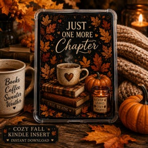 Op de afbeelding: Een rechthoekige Kindle-inzet met de tekst JUST ONE MORE CHAPTER omringd door herfstbladeren. Het ontwerp toont een dampende mok op een stapel boeken, een pompoen en een kaars met het label CRISP LEAVES COZY NIGHTS op een donkere achtergrond.