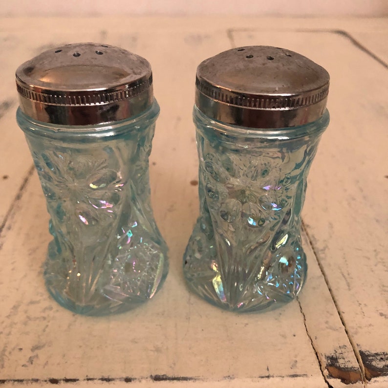 Beautiful BLUE Glass IRIDESCENT Salt /& Pepper Shakers Opalescent Dining VTG Tableware Entertaining Wedding Table Dinnerware Easter Dinner