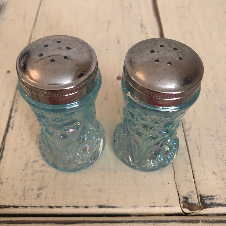 Beautiful BLUE Glass IRIDESCENT Salt /& Pepper Shakers Opalescent Dining VTG Tableware Entertaining Wedding Table Dinnerware Easter Dinner