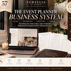 Può includere: Un sistema aziendale digitale per organizzatori di eventi con 57 modelli professionali. Lo schermo mostra una proposta di evento su un portatile, insieme a moduli cliente stampati, un'agenda e libri etichettati Events, Planning, People, Profits, Freedom.