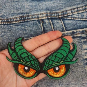 013 - グリーンドラゴンの目刺繍パッチ、爬虫類ファンタジー縫い付けパッチ、神話上の生き物の目アップリケ、ゴシックジャケットパッチ