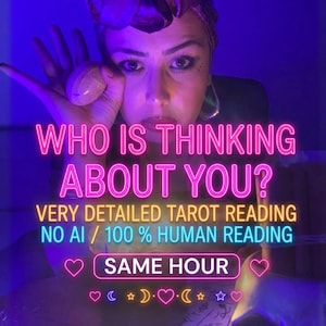 Puede incluir: Una persona con un tocado bajo luz violeta sostiene una piedra lisa. El texto dice: WHO IS THINKING ABOUT YOU? VERY DETAILED TAROT READING NO AI / 100% HUMAN READING SAME HOUR. Los símbolos decorativos incluyen corazones, lunas y estrellas.