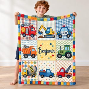 Könnte beinhalten: Eine rechteckige Fleecedecke mit einem Raster aus neun Quadraten, die Illustrationen eines Feuerwehrautos, Baggers, Polizeiautos, Muldenkippers, Traktors, Betonmischers, Pick-ups und Abschleppwagens zeigen, mit dem Namen Benjamin in der Mitte.