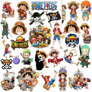 Può includere: Una collezione di adesivi anime One Piece con vari personaggi tra cui Luffy, Zoro e Nami, insieme al logo One Piece, bandiere pirata, la nave Going Merry ed emblemi con teschi in colori vivaci su uno sfondo bianco.