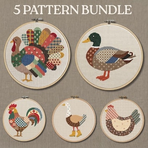 Puede incluir: Un 5 PATTERN BUNDLE que presenta cinco bastidores de bordado circulares con diseños de punto de cruz de un pavo, un pato real, un gallo, un ganso con botas amarillas y una gallina, todos representados en coloridos motivos de estilo patchwork.