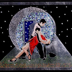 Puede incluir: Una pareja baila frente a un diseño circular azul y plateado con una puerta en el fondo. La mujer lleva un vestido rojo y el hombre lleva una camisa y pantalones negros. El fondo es negro con estrellas blancas.