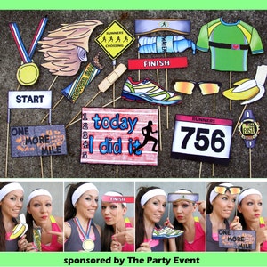Könnte beinhalten: Ein Set mit 14 bunten Fotobooth-Requisiten für eine Laufparty. Die Requisiten beinhalten eine Goldmedaille, eine Banane, eine Wasserflasche, eine Sonnenbrille, einen Laufschuh, eine Ziellinie, eine Startnummer, einen Energieriegel, ein Pflaster, ein Schild für Läufer, ein Startschild, ein Schild mit "Noch eine Meile" und ein Schild mit "Heute habe ich es geschafft".