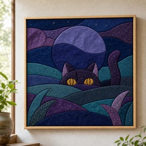Könnte beinhalten: Ein quadratisches Wandbild aus Stoff in einem Holzrahmen, das eine dunkelviolette und blaue Landschaft mit einem großen Mond zeigt. Eine schwarze Katze mit leuchtend gelben Augen schaut über einen Hügel, der Schwanz ist sichtbar, vor einem Sternenhimmel.