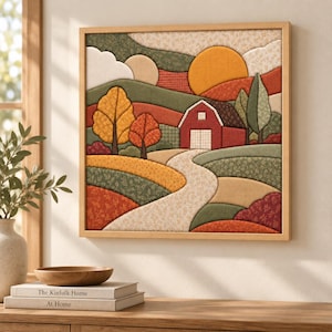 Könnte beinhalten: Ein quadratisches Wandbild aus Stoff in einem hellen Holzrahmen mit einer gesteppten Landschaftsszene. Das Design zeigt eine rote Scheune, sanfte Hügel in Grün- und Orangetönen, herbstliche Bäume und einen geschwungenen Weg unter einer gelben Sonne.