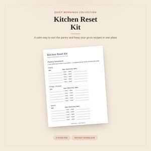 Könnte beinhalten: Ein Kitchen Reset Kit Dokument mit einer Vorlage für ein Vorratsinventar mit Abschnitten für Vorratskammer, Kühlschrank/Gefrierschrank und Gewürze. Das weiße Papier enthält Spalten für Artikel, Ankreuzfelder für Vorhanden oder Benötigt sowie Notizen.