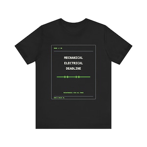Op de afbeelding: Een zwart t-shirt met korte mouwen en een rechthoekige afbeelding met de tekst MECHANICAL ELECTRICAL DEADLINE in het wit, omringd door groene lijnen en extra tekst waaronder RUNG // 00 en MECHATRONICS: PICK ALL THREE.