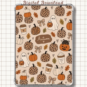 Op de afbeelding: Een digitale download met een herhalend patroon op een beige achtergrond. Het ontwerp bevat pompoenen met luipaardprint, oranje pompoenen, witte spoken met pompoenemmers, koffiebekers, strikken en bladeren. De tekst op de afbeelding luidt Autumn.