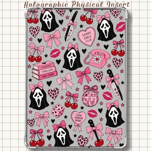 Puede incluir: Una funda rectangular para tableta con un patrón repetitivo sobre un fondo gris claro. El diseño incluye máscaras de fantasma negras, lazos rosas, cerezas rojas, cuchillos, teléfonos rosas, bolas de discoteca, dados y corazones. Texto: SCARY GIRLS CLUB, HORROR THRILLERS TRUE CRIME, GOOD HORROR BOOKS.