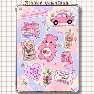 Puede incluir: Una descarga digital que presenta una colección de pegatinas de temática rosa sobre un fondo pastel. Los elementos incluyen un oso rosa, un coche rosa, libros, un vaso, una lata de refresco, flores y corazones, junto con varios textos.