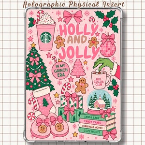 Könnte beinhalten: Ein rechteckiger holografischer Einleger mit rosa Hintergrund und weihnachtlichen Illustrationen, darunter ein Kaffeebecher, Lebkuchenmänner, ein geschmückter Baum, ein Strumpf, Geschenke, eine Schneekugel und Bücher mit den Aufschriften Santa Baby, Candy Canes, Christmas Movies und Cozy Nights. Der Text lautet HOLLY AND JOLLY und IN MY GRINCH ERA.