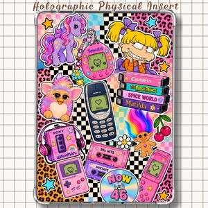 Puede incluir: Un inserto físico holográfico rectangular que presenta un collage de objetos nostálgicos de los años 90, incluyendo un poni morado, un Tamagotchi rosa, un personaje de dibujos animados rubio, un teléfono Nokia, cintas VHS, un Furby y un CD.