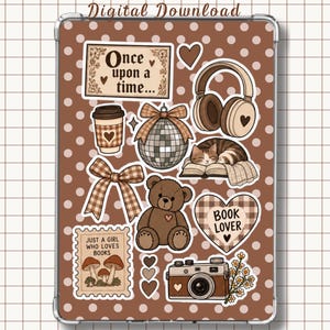 Peut inclure: Une coque de tablette marron à pois blancs ornée d'autocollants représentant un ours en peluche, une boule à facettes, un casque, un chat sur un livre, un appareil photo, un café, un nœud à carreaux et le texte Once upon a time et Book Lover.