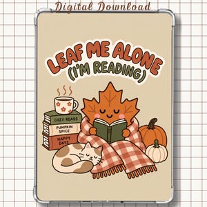 Puede incluir: Una ilustración digital sobre fondo beige que muestra una hoja de arce sonriente leyendo un libro envuelta en una manta a cuadros. Junto a ella hay una pila de libros, una taza humeante, un gato durmiendo y dos calabazas con el texto LEAF ME ALONE (I'M READING).