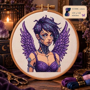Puede incluir: Un patrón de punto de cruz en un bastidor de madera con una persona de pelo corto oscuro y grandes alas moradas. El diseño incluye detalles de piel en azul y morado y un top morado. El texto indica 15 DMC colors y 119 x 118 stitches.