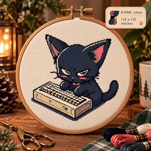 Könnte beinhalten: Ein Kreuzstichmuster in einem hölzernen Stickrahmen, das eine schwarze Katze mit rosa gefütterten Ohren zeigt, die auf einer beigen Tastatur tippt. Das Design enthält den Text 8 DMC colors und 114 x 115 stitches. Die Katze hat einen fokussierten Ausdruck.