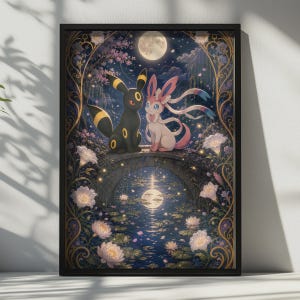 Puede incluir: Una impresión artística enmarcada que muestra a un Umbreon negro y un Sylveon rosa sentados en un puente de piedra por la noche. La escena incluye una luna llena, luciérnagas brillantes y flores de loto blancas flotando bajo el puente.