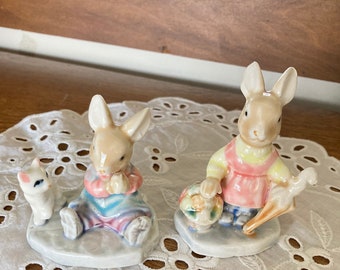 Figuras de porcelana pintadas a mano de Albert Kessler ~ conjunto de 2 ~ Conejito con gatito y conejito con cesta de flores y paraguas ~ Década de 1970 ~ 2" x 2-1/2"