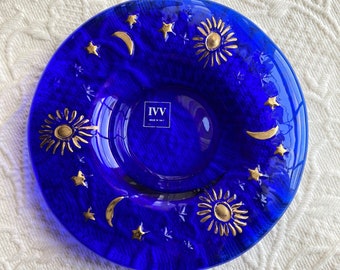 IVV Plato de baratija de vidrio azul cobalto ~ Diseño celestial Sun Moon Stars 5-3/4" de diámetro ~ hecho en Italia ~ plato de manchas ~ cenicero ~ regalo para ella