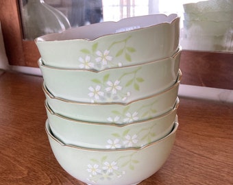 Cuencos de sopa de arroz Arita Ware ~ juego de 5 ~ Verde primavera con flores ~ 5" de ancho ~ 2-1/4" de alto ~ pequeñas flores rosadas en el interior ~ borde dorado ~ porcelana japonesa