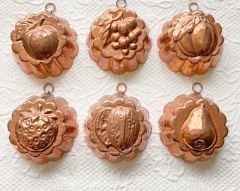 Colección de moldes de cobre Birth Gramm ~ 4-1/4" de diámetro ~ hecho en Suiza ~ conjunto de 6 ~ nueces ~ pera ~ fresa ~ uvas ~ manzana ~ melocotón ~ listo para colgar