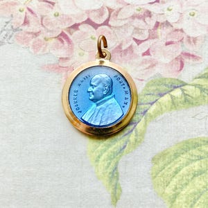 Pope Joannes XXIII Pont Max vintage plastic relic reliquary medal pendant~3/4&quot; wide~Catholic religious medal~collectible religious medal