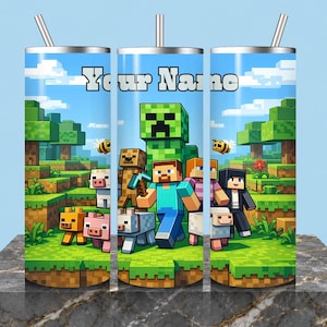 Peut inclure: Un gobelet cylindrique avec un couvercle en métal et une paille, arborant un imprimé graphique coloré sur le thème de Minecraft. Le design montre des personnages cubiques dont Steve, un Creeper et divers animaux, avec le texte Your Name.