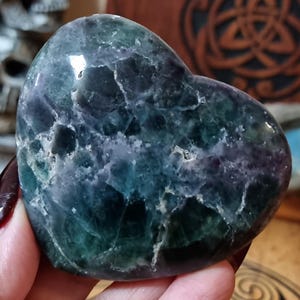 Rustikt fluorithjärta - Mumifierad estetisk sten - 180g vissen kristall - Gotisk altardekor - Shamanisk helande hjärtagåva