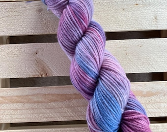 Hilo de lana merino orgánica teñido a mano: color hortensia (100 g/246 yardas)