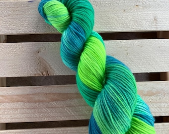 Hilo de lana merino orgánica teñido a mano: Ocean Dream, grosor DK (100 g)