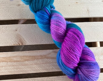 Hilo de lana merino teñido a mano: Degradado Galaxia, grosor medio (100 g)