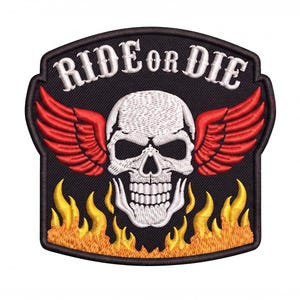 Naszywka z czaszką „Ride or Die” | Haftowana naszywka motocyklisty | Skrzydlata czaszka z ognistym naszywką na rzep/żelazko | Estetyka gotycko-punkowa | Prezent dla motocyklisty