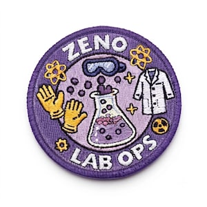 Könnte beinhalten: Ein runder, bestickter Aufnäher mit violettem Rand und dem weißen Schriftzug ZENO LAB OPS. Das Design zeigt einen weißen Laborkittel, gelbe Handschuhe, eine Schutzbrille, einen Kolben mit violetter Flüssigkeit, Atomsymbole und ein Strahlungszeichen.